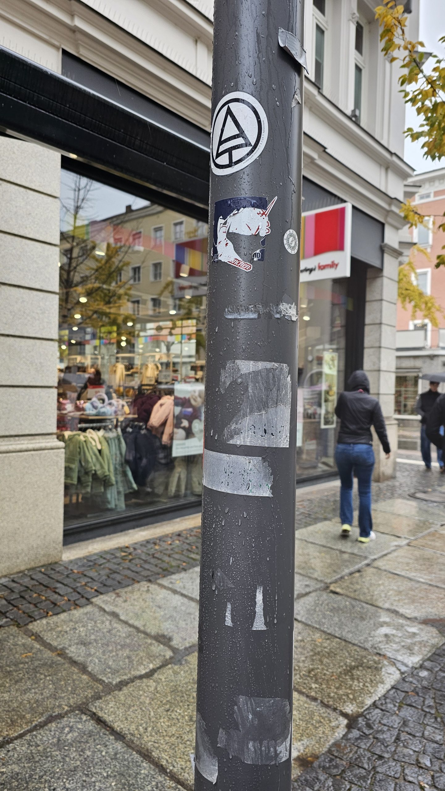 20261025_132124 Mit Stickern beklebter Mast in der Rosenheimer Innenstadt. Foto: Josefa Staudhammer
