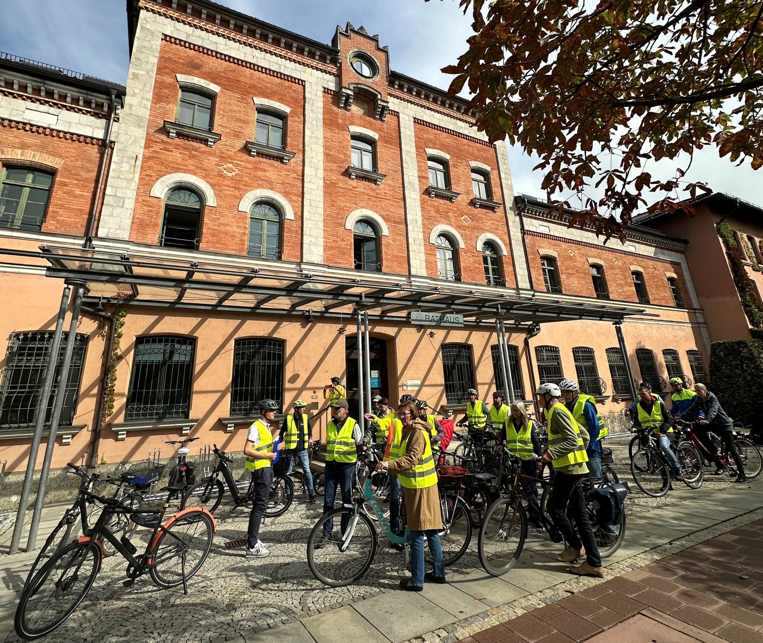 26-10-06 PM Fahrradfreundliche Kommune Rathaustraße Die Bilder zeigen die Teilnehmer der Prüfung vor Ort. Mit dabei waren unter anderem die Bewertungskommission, Stadträte, Mitarbeiter der Stadtverwaltung, Polizei, Radentscheid Rosenheim und ADFC. (© Stadt Rosenheim)