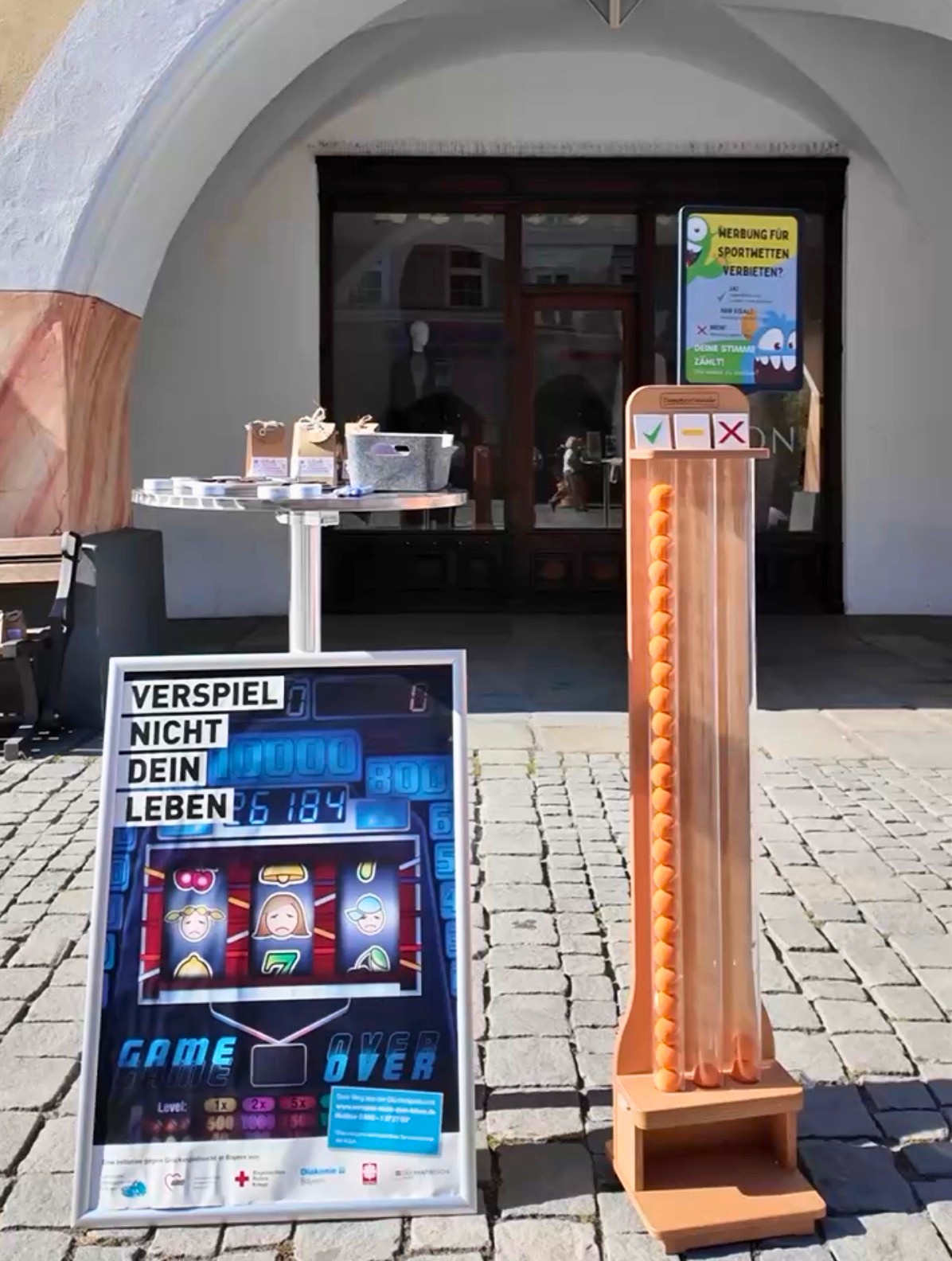 261009_Glücksspielsucht_Aktionstag_Demokratiesäule_groß Aktionstag der Diakonie Rosenheim in der Rosenheimer Fußgängerzone. Bilder: Lejla Asenov