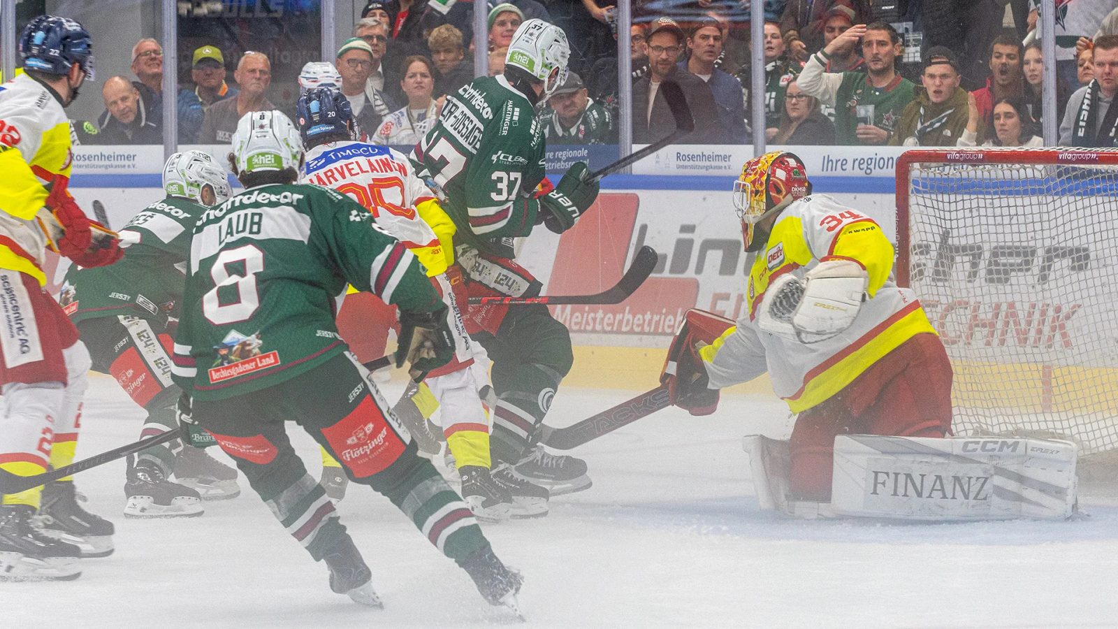 2cc67ee0-6d90-4e45-b5bc-fbaf011f7b12 Die Starbulls Rosenheim mussten sich am Freitagabend vor 4.016 Zuschauern der Düsseldorfer EG geschlagen geben. Foto: Dave Löffler