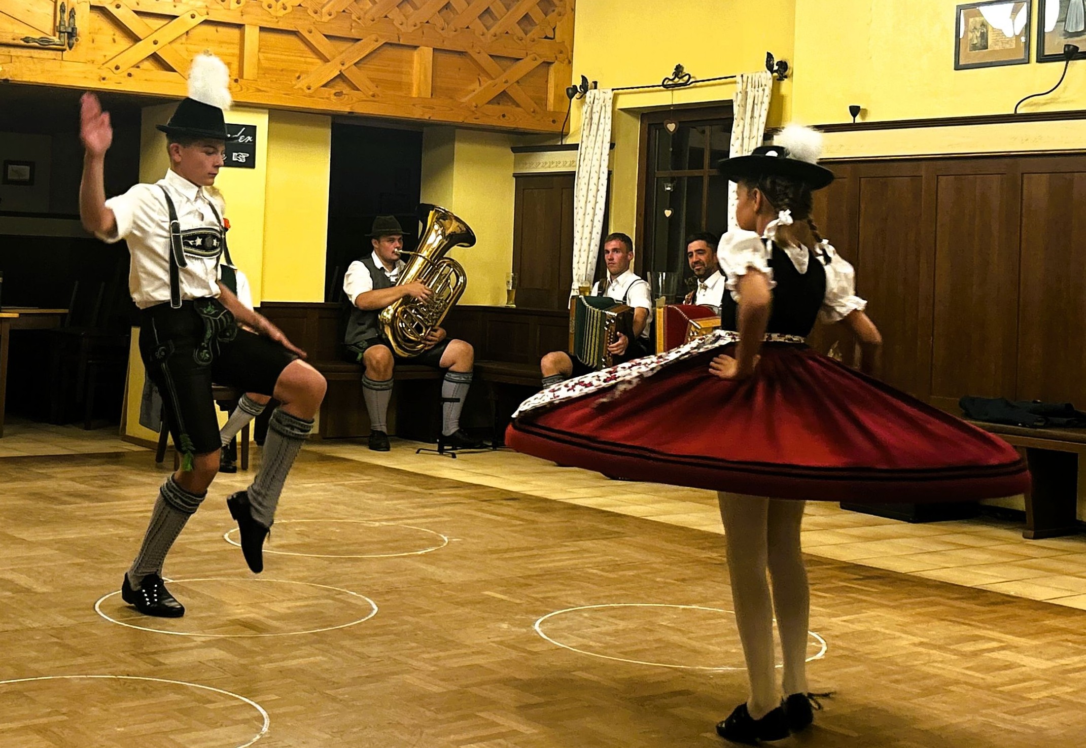 4 Fast 50 kleine und große Teilnehmer suchten beim diesjährigen Vereinspreisplatteln des GTEV Eschenwald Rettenbach im vollbesetzten Saal des Gasthauses Jobst in Rettenbach ihre Sieger. Foto: Copyright Hubert Hobmaier