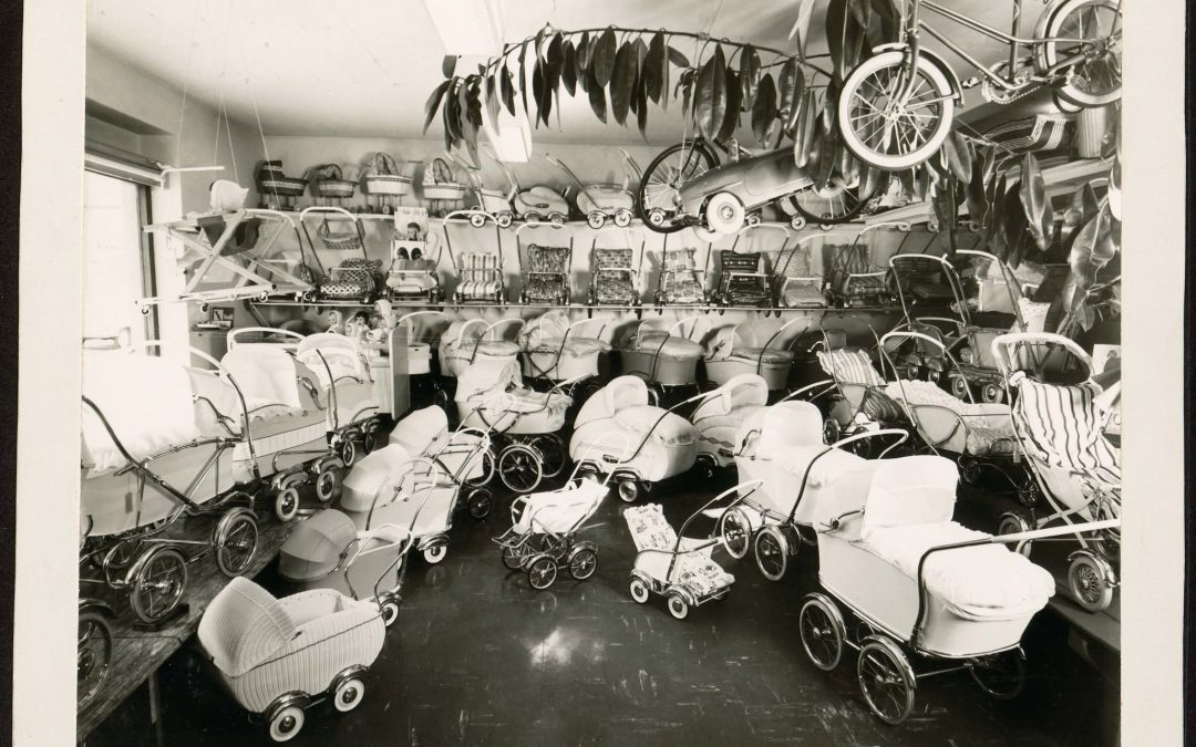 Historisches Foto aus Rosenheim: Ein Blick ins Spielzeug- und Kinderwagengeschäft Forster
