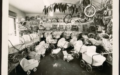 Historisches Foto aus Rosenheim: Ein Blick ins Spielzeug- und Kinderwagengeschäft Forster
