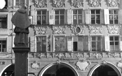 Ein Blick zurück auf den Max-Josefs-Platz: Das Weinhaus Fortner im Jahr 1950