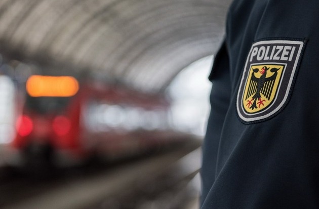Ohne Ticket im Zug: Bundespolizei findet verbotene Waffe im Koffer