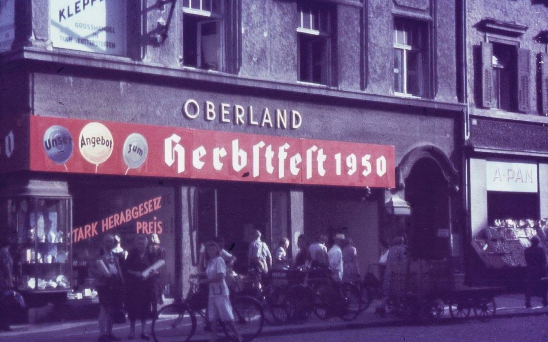 Rosenheim 1950: Herbstfest-Werbung am Geschäftshaus Oberland