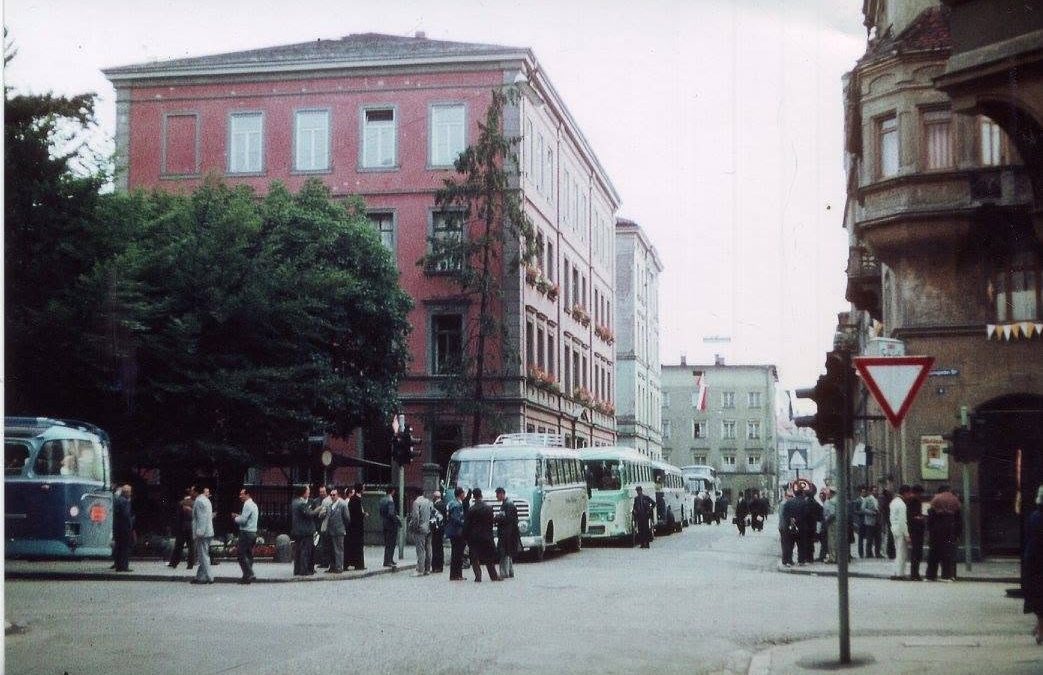 Stollstraße in Rosenheim: Busse, Menschen und ein längst verschwundenes Schulhaus