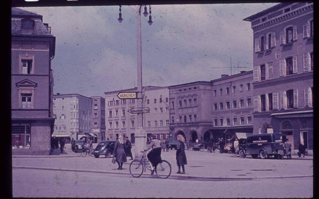 Rosenheimer Ludwigsplatz 1950: Ein Wegweiser zeigt noch zur „Reichsautobahn“