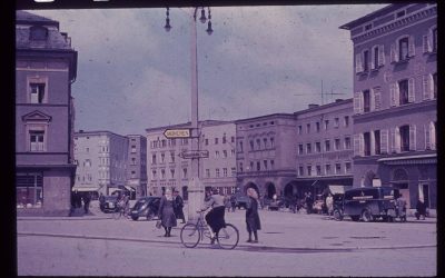 Rosenheimer Ludwigsplatz 1950: Ein Wegweiser zeigt noch zur „Reichsautobahn“