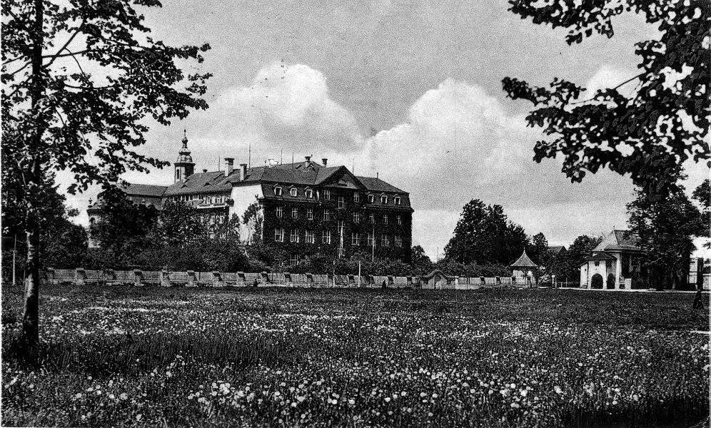 511050887_23923902157229438_2783512136119596570_n Das heutige Karolinengymnasium mit einer blühenden Loretowiese im Jahr 1943. Foto: Archiv Herbert Borrmann