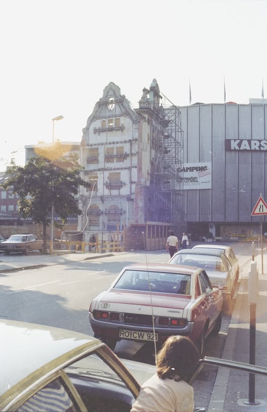 711466692_27100512202901735_5708967496841740130_n Rosenheim 1979: An der Ecke Kufsteiner Straße / Münchener Straße entsteht ein neues Bankhaus – und gegenüber steht noch das damalige Karstadt-Gebäude. Unser historisches Foto zeigt Rosenheim mitten im Wandel. 📸 Foto: Archiv Herbert Borrmann