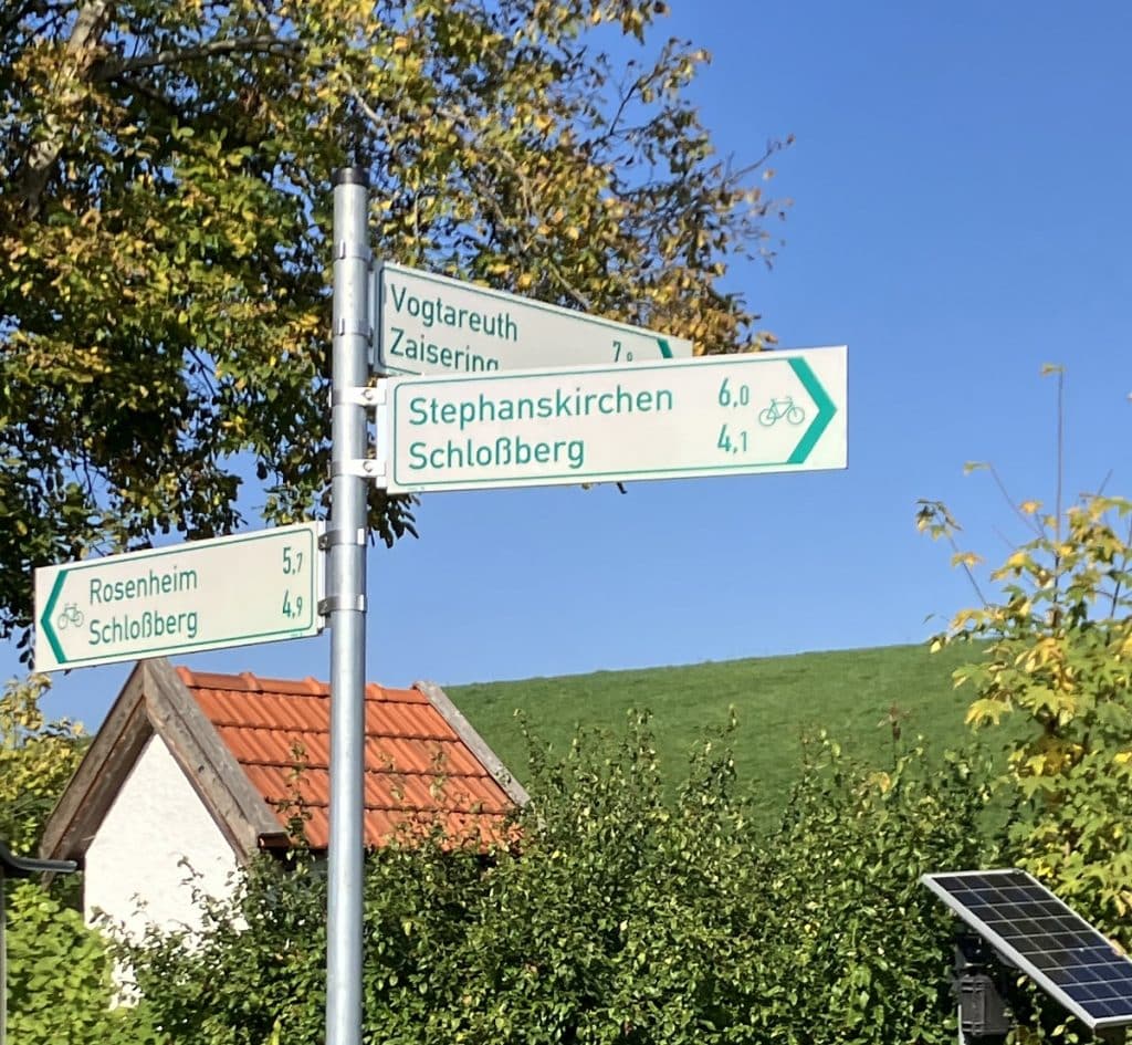 Alltagsradwege-Beschilderung_Landratsamt-Rosenheim_1200x1107-1024×945 Schildern weisen Radfahrern den Weg zu radfahrerfreundlichen Verbindungen. Foto: Landratsamt Rosenheim