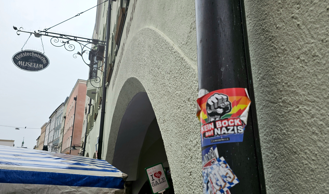 Aufkleber an Laternen und Stromkästen: Rosenheim diskutiert über das „Stickern“