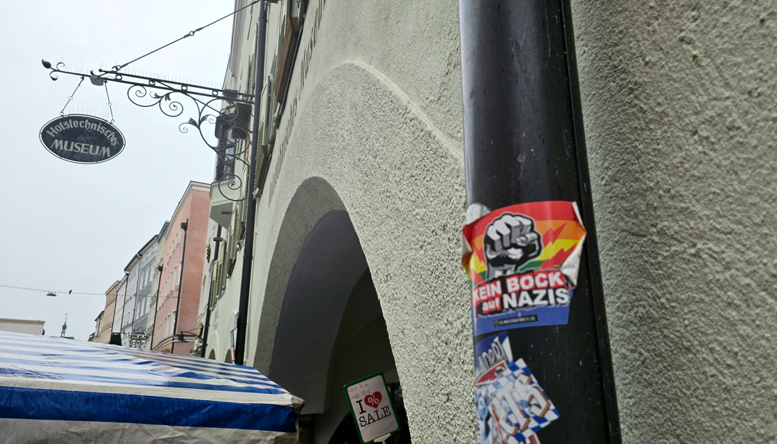 Aufkleber Laterne Aufkleber mit politischer Botschaft an Fallrohr in der Rosenheimer Innenstadt. Foto: Josefa Staudhammer