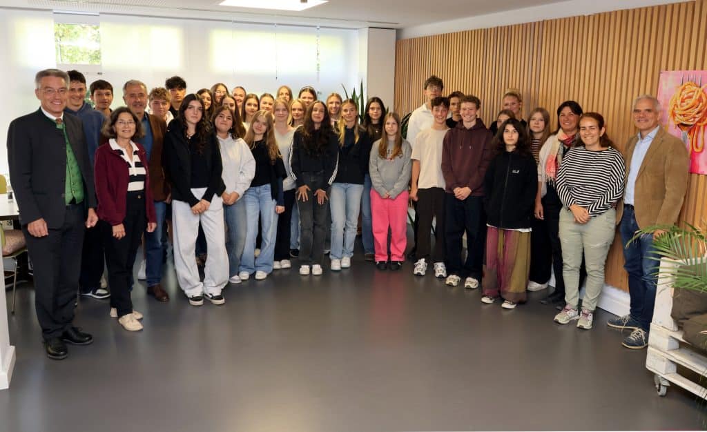 Austausch-Rumaenien-2026_72dpi-1024x626 Rosenheims Landrat Otto Lederer begrüßte Schüler des Nikolaus Lenau-Gymnasiums in Terneswar sowie Gastschüler der Wirtschaftsschule Alpenland. Foto: Landratsamt Rosenheim