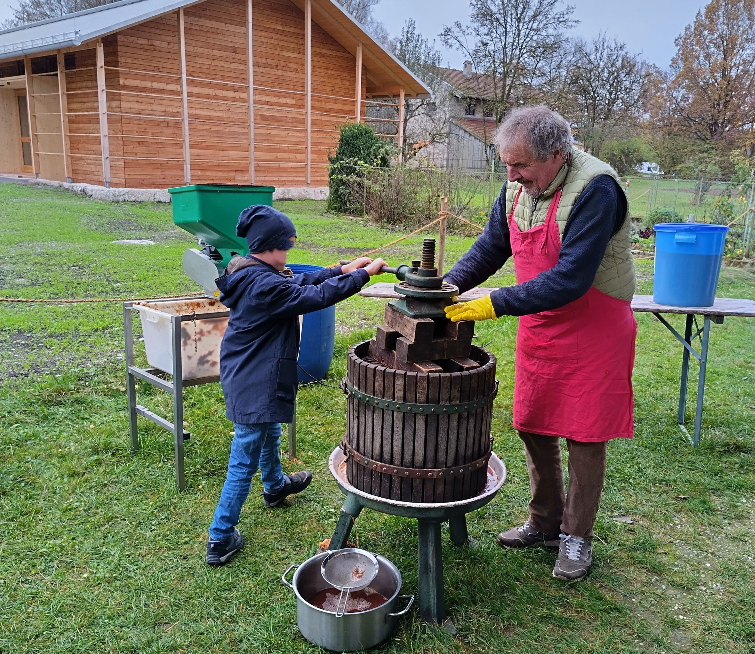 FLM Amerang_Apfeltag_004 Mit einer historischen Obstpresse werden Äpfel aus dem Museum verarbeitet. Foto: Copyright Bezirk Oberbayern, Amerang