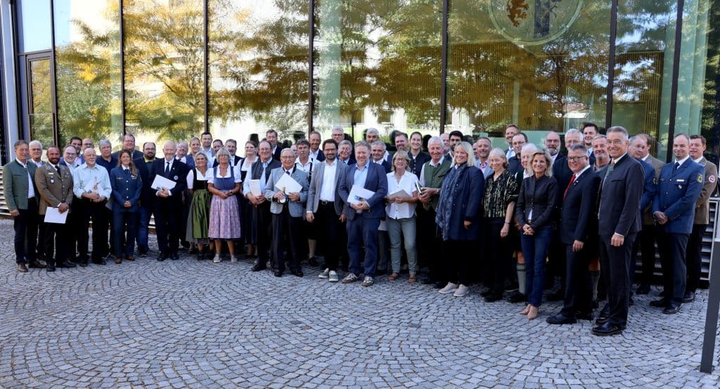 30 Menschen für jahrzehntelanges Ehrenamt im Landkreis Rosenheim geehrt