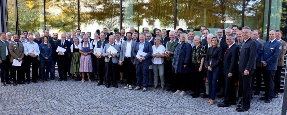 Mehrere hundert Jahre Ehrenamt: 30 Helfer im Landkreis Rosenheim geehrt