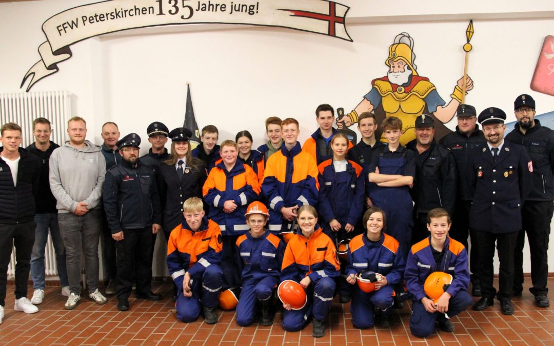14 Feuerwehranwärter aus Engelsberg und Petereskirchen bestehen Prüfung