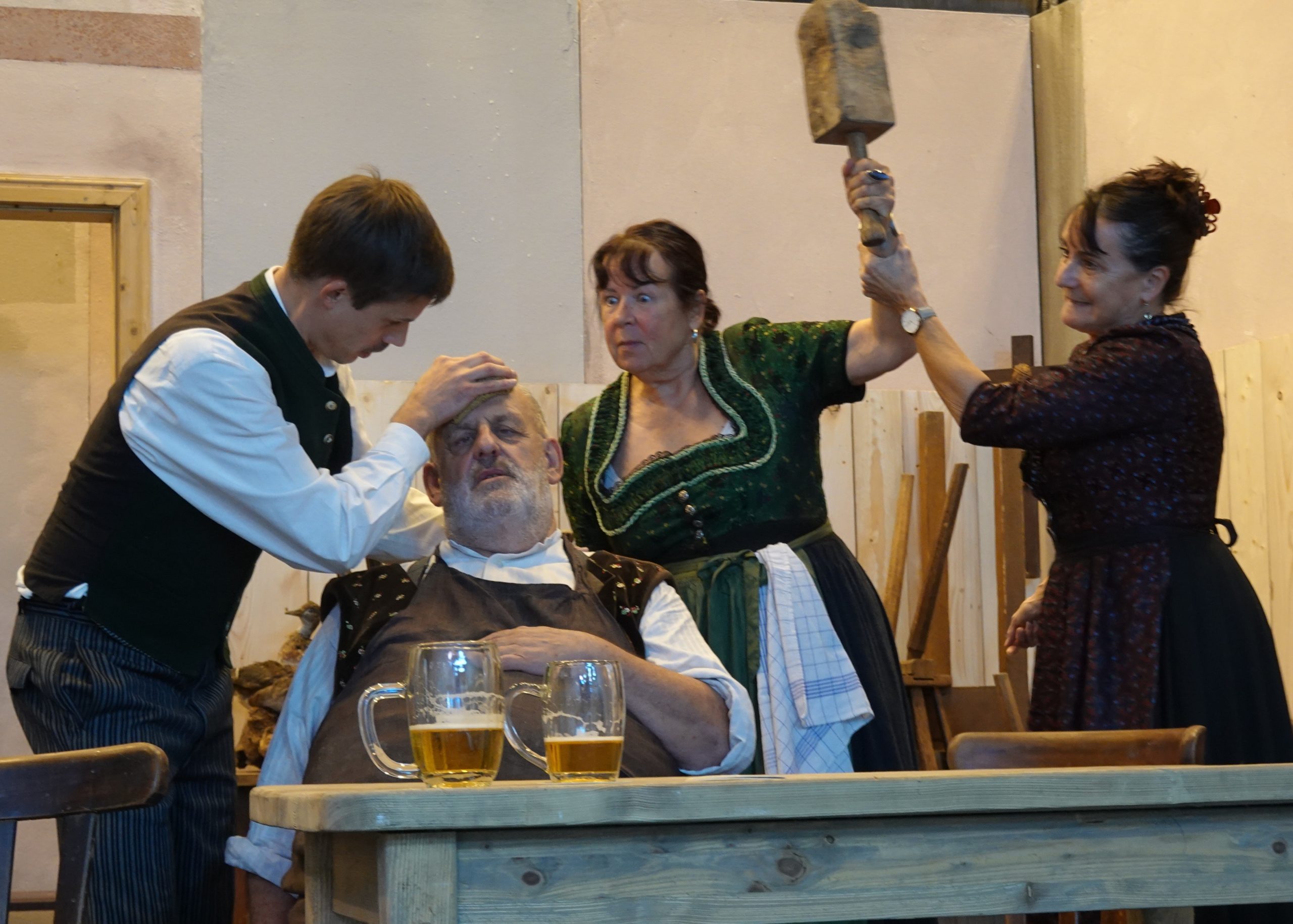 Gspenster1 Turbulent geht es zu beim Theaterstück "Gspenstermacher". Foto: Copyright Volksbühne Rosenheim St. Nikolaus-Schrei