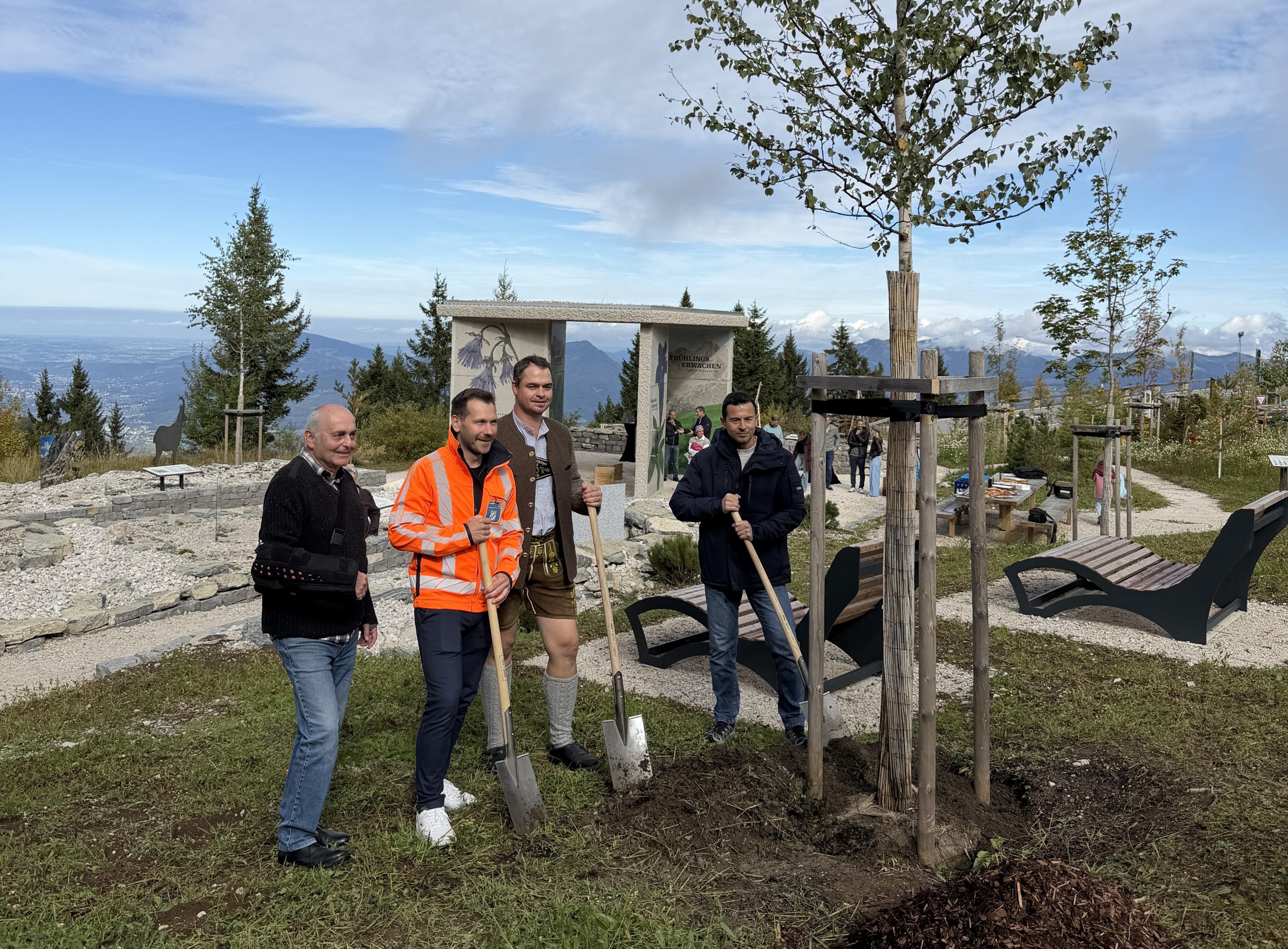 IMG_9638 An der Rossfeldpanoramastraße wurde ein neuer Alpengarten veröffentlicht. Foto zeigt von links: Landschaftsarchitekt Wolfgang Schuardt (Planungsbüro Schuardt), Johannes Tholler (Staatliches Bauamt Traunstein), Sebastian Edfelder und Milan Vujaklija (Firma Heitauer) Foto: Copyright Staatliches Bauamt Traunstein