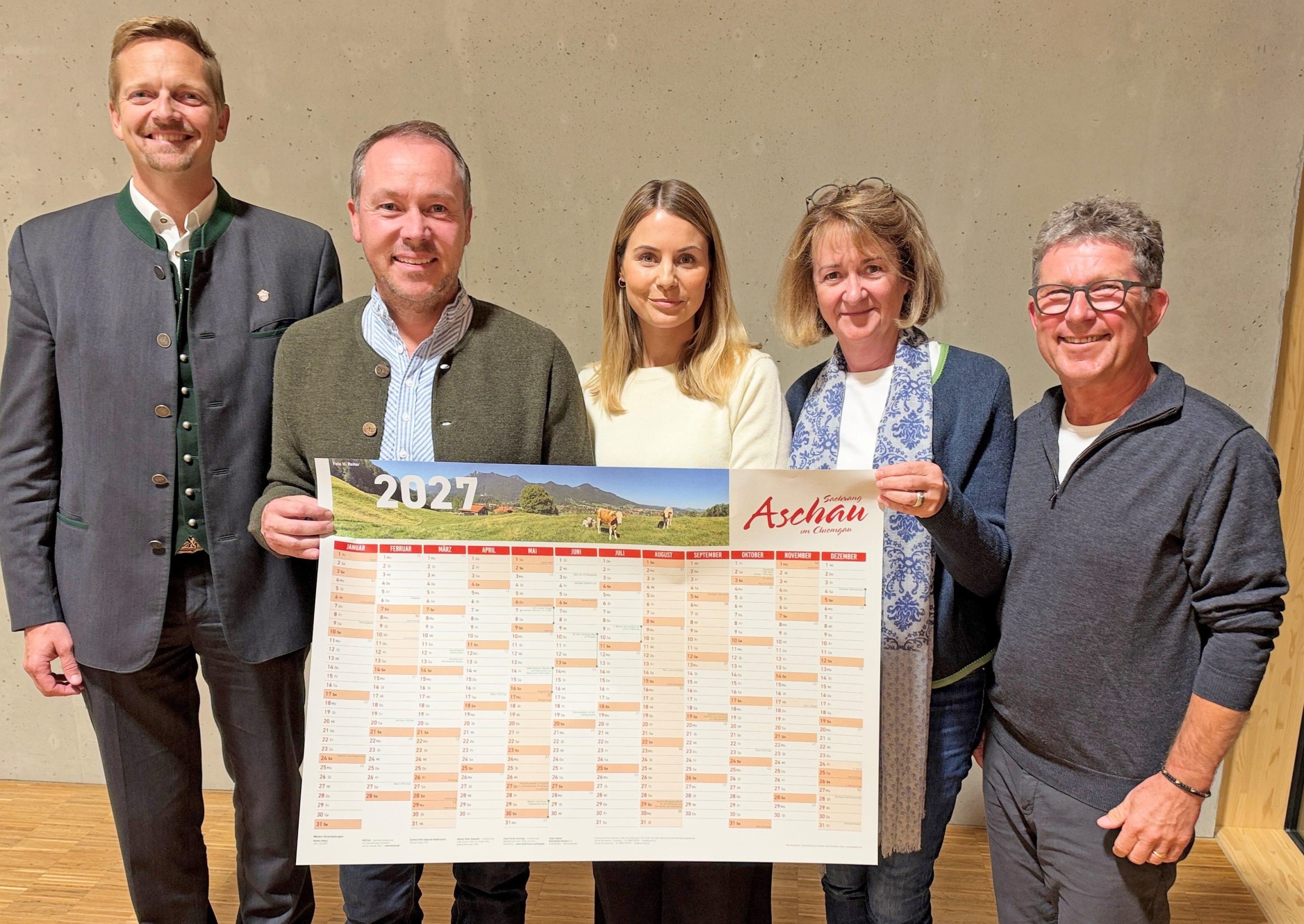 Kultur-Runde in Aschau 2026_Foto re. Was wird in Aschau in den kommenden Monaten und vor allem im Jahr 2027 alles geboten? Darum ging es beim runden Tisch. Vorgestellt wurde da auch der neue Wandkalender Foto: re