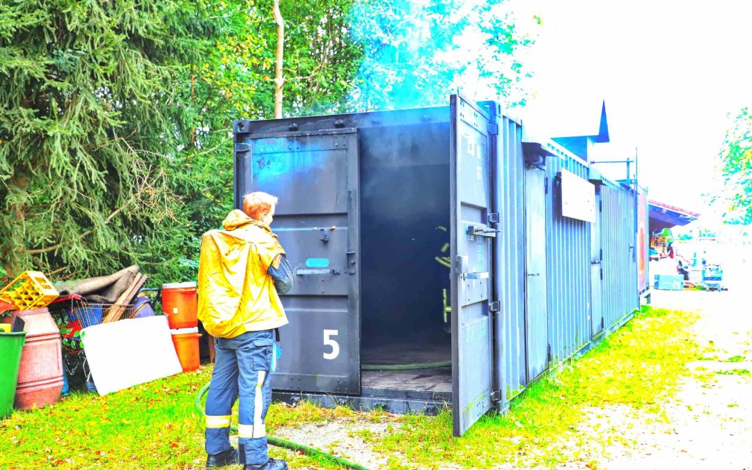 Feuerwehrleute aus Altötting trainieren in der Heißausbildungsanlage in Übersee