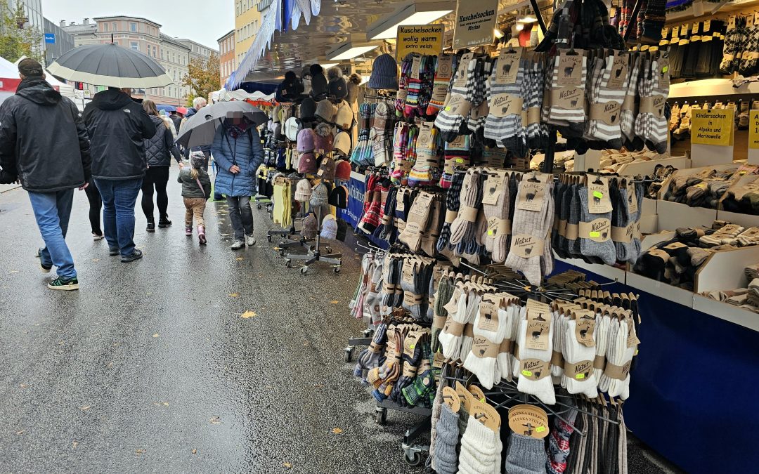 Simon- und Judäimarkt in Rosenheim: Weniger Stände, volle Geschäfte und eine schwindende Tradition