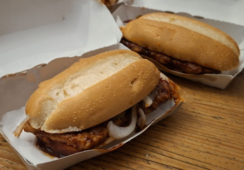 Mc Rip 2 McRib in Schachteln auf Holztisch. Foto: Innpuls.me