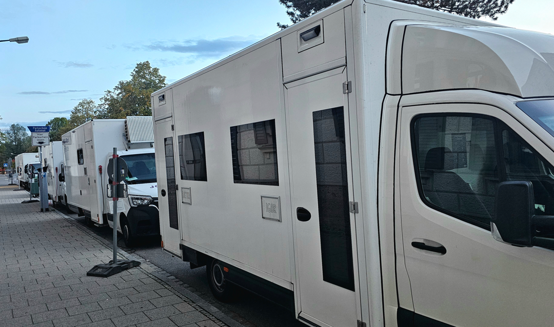 Rosenheim-Cops drehen wieder: Eine kleine Filmstadt in der Königstraße