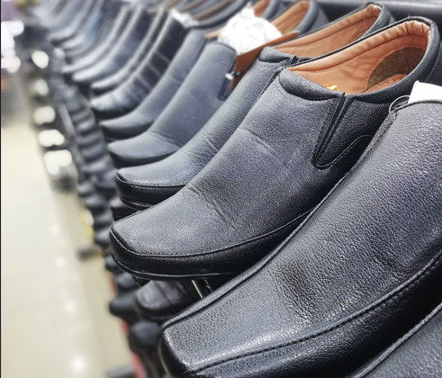 Neue Schuhe und Socken angezogen – ohne zu bezahlen
