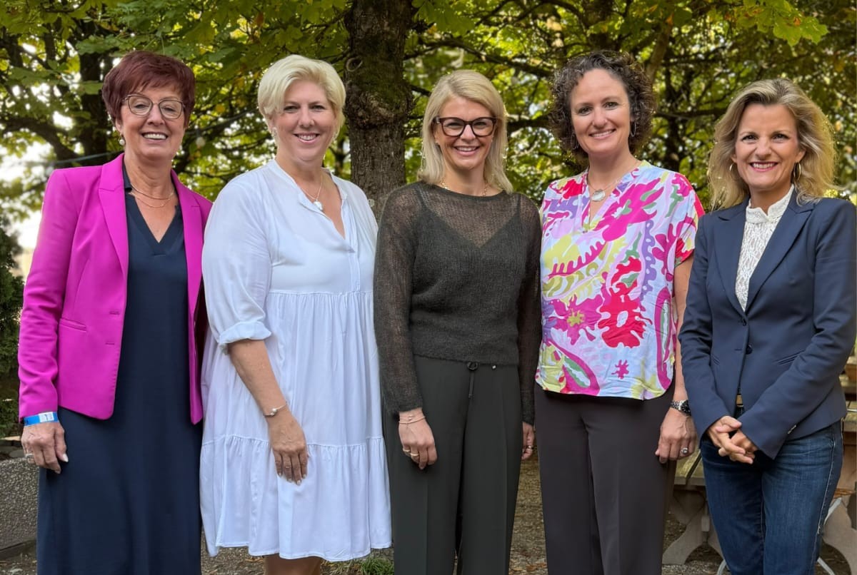 Staffler1 von links: Die stellvertretende Vorsitzende der FU Rosenheim Stadt Ulrike Plankl, die Vorsitzende der FU Rosenheim Stadt Alexandra Linordner, die Pflegebeauftragte der Bundesregierung Katrin Staffler, die stellvertretende Vorsitzende der FU Rosenheim Land Juliane Grotz und MdB Daniela Ludwig. Foto: Abgeordnetenbüro Daniela Ludwig