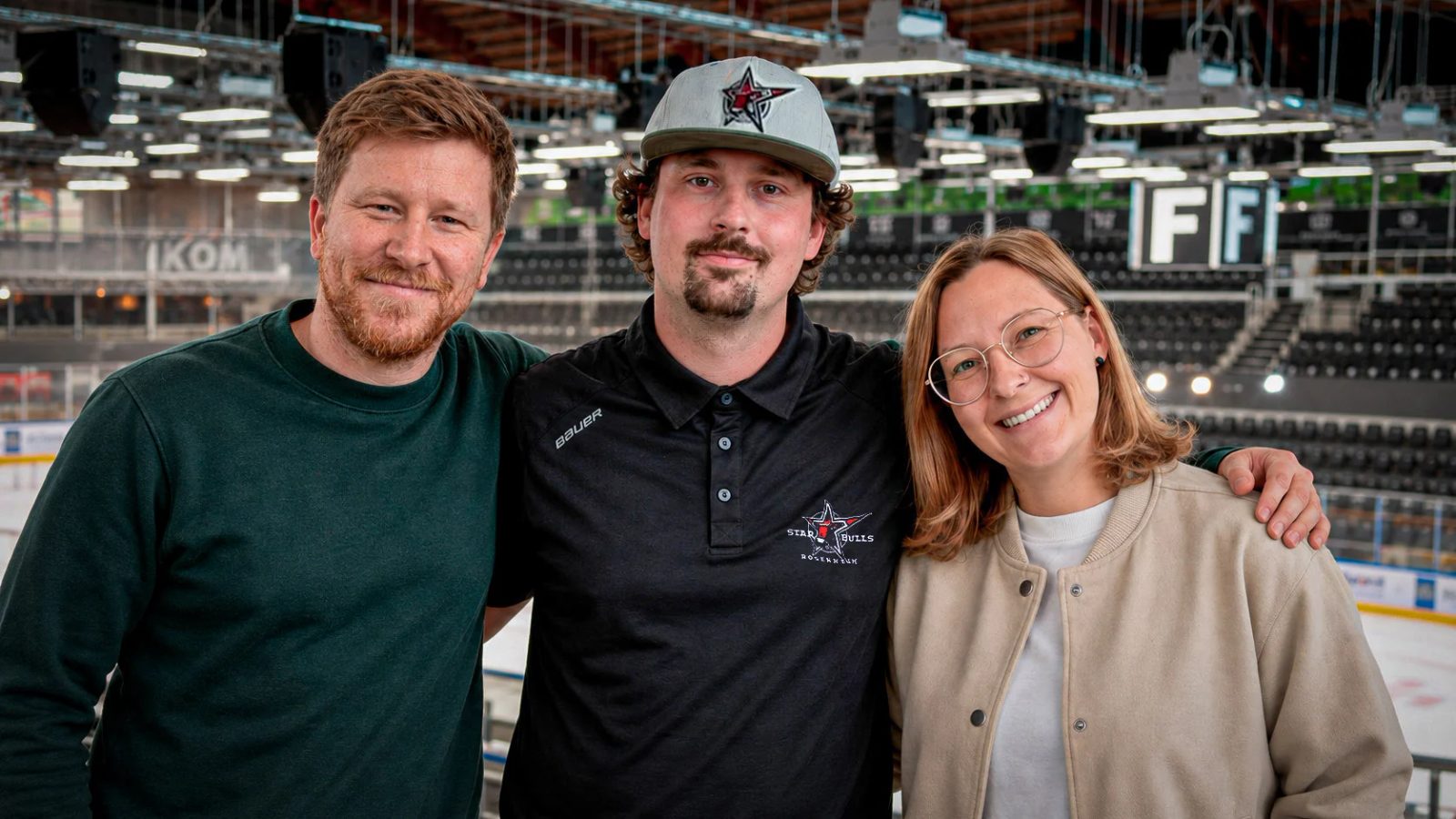 Starbulls-Rosenheim-komplettieren-Team-der-Fanbeauftragten Zwei neue Gesichter für die Starbulls-Fans: Verena Obinger und Maximilian Hennes verstärken künftig das Team der Fanbeauftragten. Gemeinsam mit Alexander Winkelhaus sollen sie den direkten Draht zwischen Fans und Verein pflegen. Foto: Copyright Starbulls Rosenheim