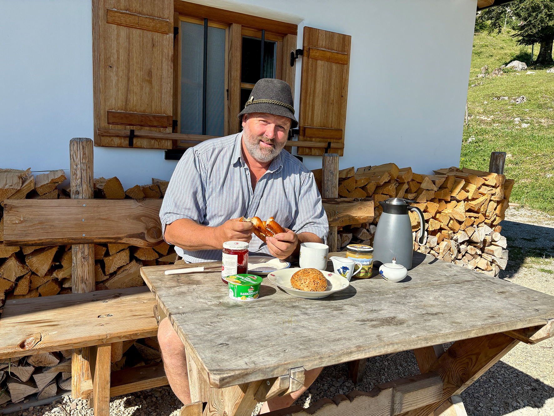 Wuhrsteinalm_LofererSepp (1) Seine neuen Lieblingsbeschäfigungen: Sich Zeit nehmen, Frühstücken, Kühe und Insekten beobachten und den Pflanzen beim Wachsen zuschauen. Foto: Copyright Molkerei Berchtesgadener Land