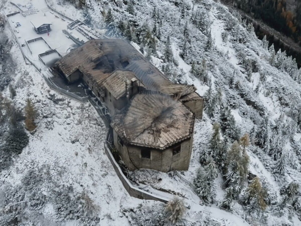 fittosize_1200_0_cd14a96d2270533a756380f05567c66c_261024_ppobs_brand_kehlsteinhaus3 Aus der Luftperspektive wird der massive Schaden am Kehlsteinhaus gut sichtbar. Foto: Copyright Polizeipräsidium Oberbayern Süd